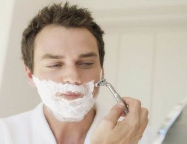 男人该如何正确使用剃须刀 使用剃须刀要注意什么
