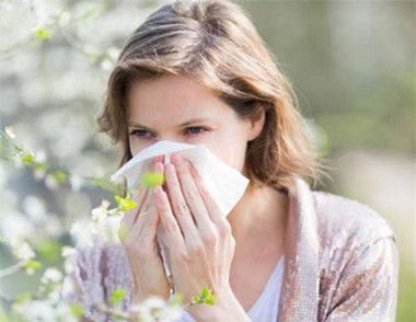 花粉过敏的症状表现有哪些 导致花粉过敏的原因是什么