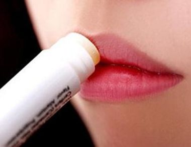 嘴唇起皮是什麼原因 嘴唇起皮怎麼處理