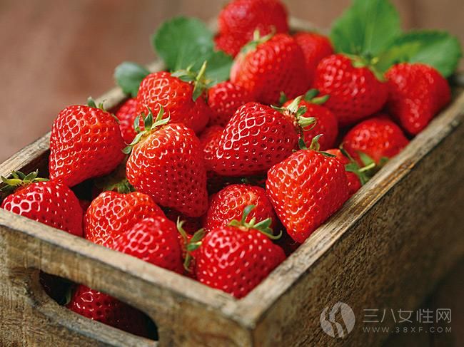 怎么吃草莓最健康2445.jpg
