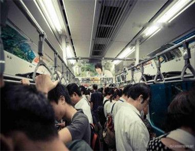 试乘挤爆地铁站是怎么回事 乘坐地铁时拥挤怎么办