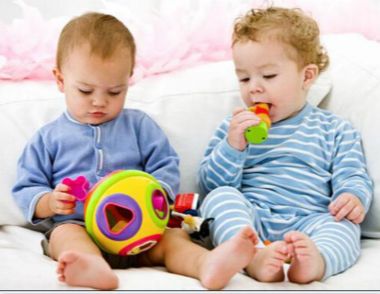 給孩子挑選玩具時要注意什麼 父母給寶寶買玩具的注意事項