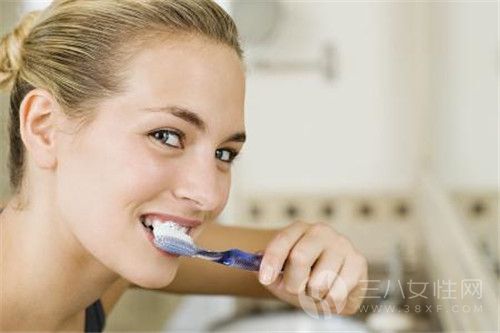 早上刷牙时有恶心感是怎么回事 早上刷牙时有恶心感怎么办.jpg