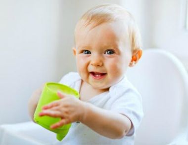母乳喂養的寶寶需要喝水嗎 寶寶什麼情況下需要喝水