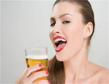 女性喝啤酒有什么坏处 女生喝啤酒会发胖吗