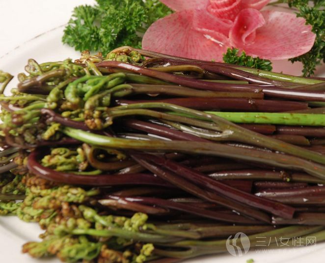 吃蕨菜中毒的症状是什么.png