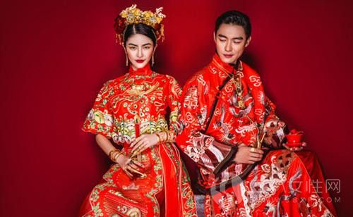 中式秀禾服和西式婚纱哪个好看