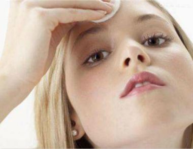 眉心长痘痘是什么原因 两眉中间长痘痘的原因是什么