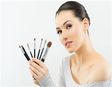 正确的化妆步骤有哪些 新手化妆需要注意哪些事项