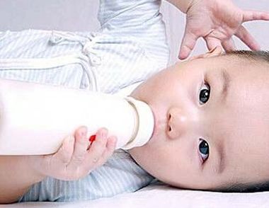 嬰兒溢奶的症狀是什麼 嬰兒溢奶和吐奶有什麼區別