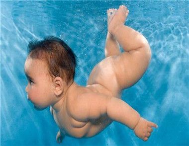 嬰兒遊泳都有哪些好處 嬰兒遊泳有哪些注意事項