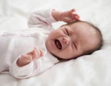 新生兒哭鬧不睡覺怎麼回事  新生兒哭鬧不睡覺怎麼辦