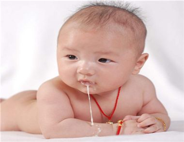 嬰兒吐奶的原因是什麼 如何避免嬰兒吐奶