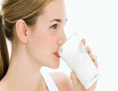 女人喝牛奶有什么好处 女人喝牛奶要注意什么