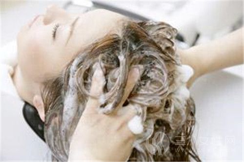 女性經期可以洗頭嗎 女性經期洗頭有什麼危害.jpg