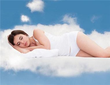 女人睡覺保持什麼睡姿好 女人睡覺該注意什麼