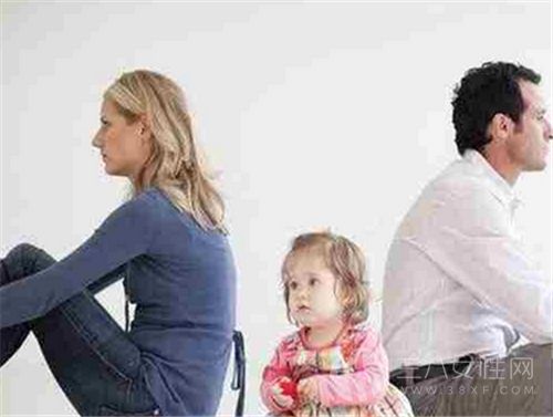 有哪些技巧可以降低离婚对孩子的影响