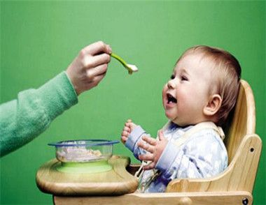 寶寶輔食吃什麼比較好 該怎麼給寶寶添加輔食