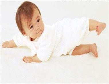 宝宝什么时候开始学翻身 宝宝学习翻身的注意事项有哪些