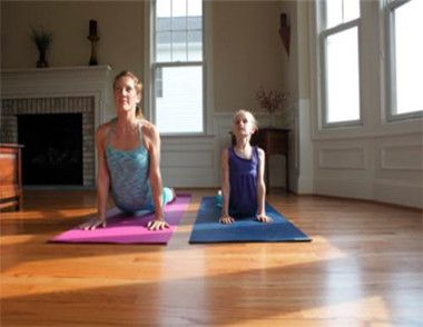 孩子多大可以练亲子瑜伽 孩子练习瑜伽的注意事项有哪些