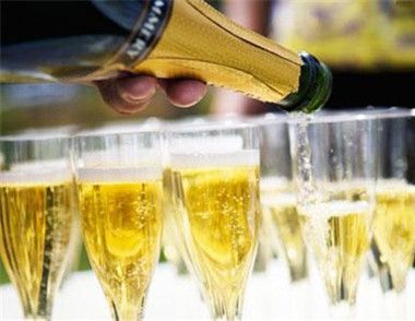 婚礼上新人如何倒香槟酒 如何选择婚宴上的香槟酒
