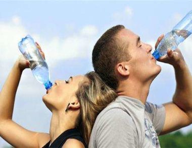 夏天怎么正确喝水 夏天一天喝多少水
