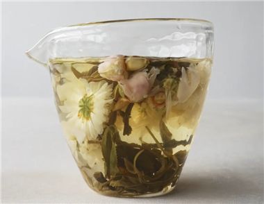 泡玫瑰菊花绿茶的材料准备 玫瑰菊花绿茶有哪些功效与作用