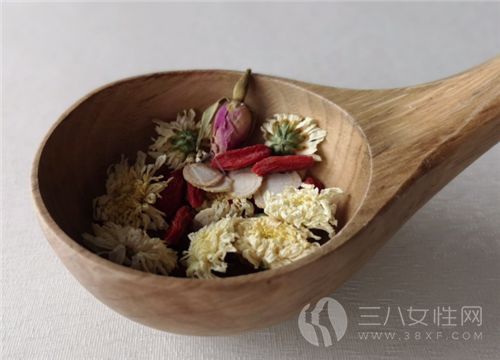 泡菊花枸杞参片玫瑰茶的准备