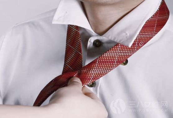 四手结领带怎么打 四手结领带的打法步骤