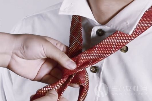 四手結領帶怎麼打 四手結領帶的打法步驟
