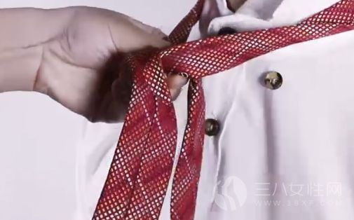 巴尔萨斯结领带怎么打 巴尔萨斯结领带的打法步骤图解