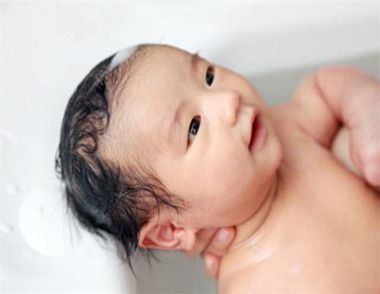 宝宝的洗发水该如何挑选 宝宝洗头时的注意事项有哪些
