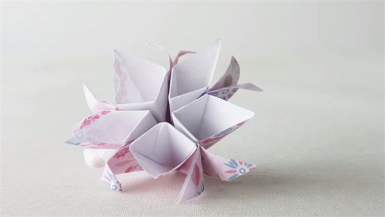 ​盛開的花朵折紙 ​盛開的花朵折紙教程