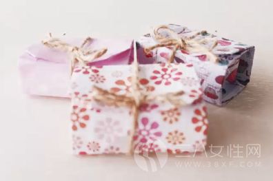 丝带礼物盒的手工折纸 丝带礼物盒的折纸教程