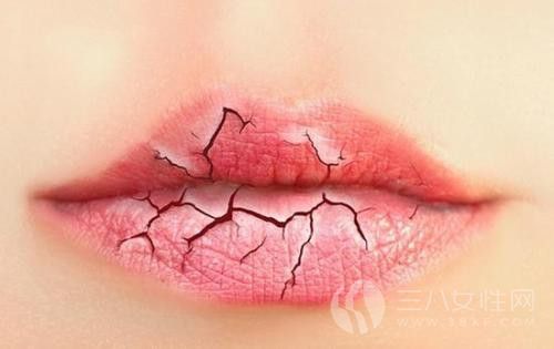唇紋深是什麼原因