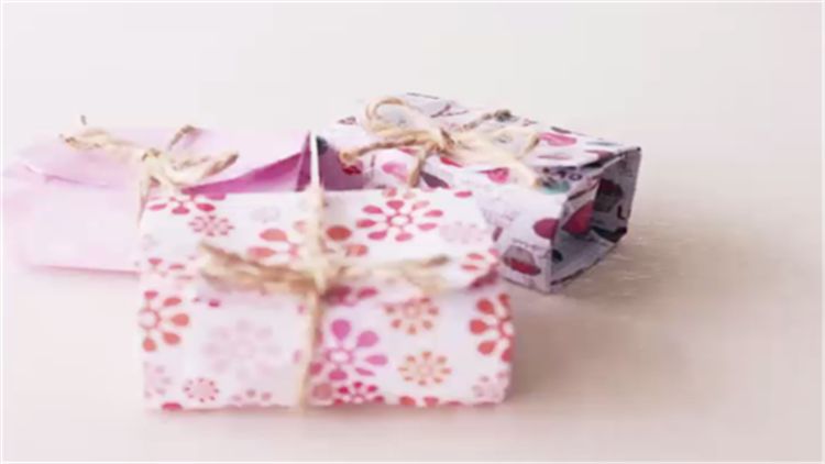 丝带礼物盒折纸 丝带礼物盒折纸的步骤