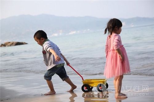 带孩子去海边玩要准备什么