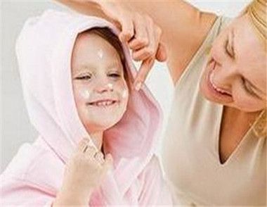 宝宝使用防晒霜的注意事项有哪些 宝宝如何正确的使用防晒霜