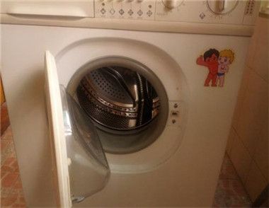 洗衣機洗衣服放多少水 為什麼洗衣機在洗衣服的時候不能添加衣服