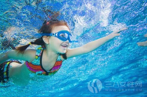 游泳如何防止耳朵进水 游泳时怎样避免耳朵进水