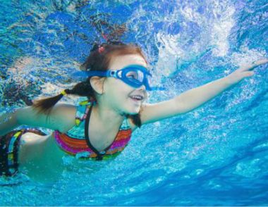 遊泳如何防止耳朵進水 遊泳時怎樣避免耳朵進水