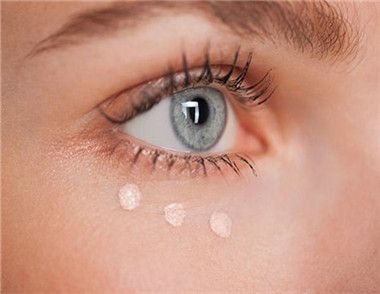 眼部精华和眼霜有什么区别 如何使用效果最好
