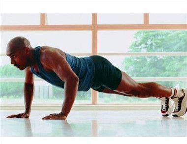 俯卧撑的正确做法是什么 俯卧撑主要锻炼的是哪些肌肉