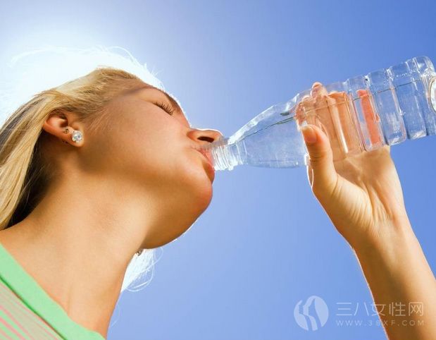 夏天女性喝冰水对身体有害吗.png