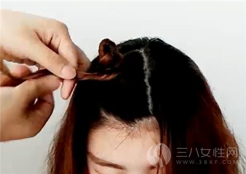 苹果头发型的具体扎发步骤五.png