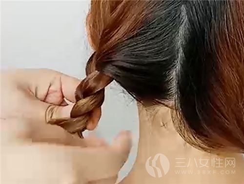 韩式麻花辫的具体编发步骤四.png