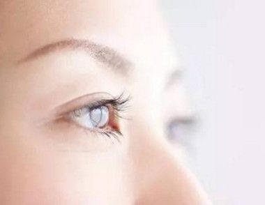 眼霜和精华哪个先用 护肤品的正确步骤是什么