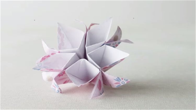 盛開的花朵折紙