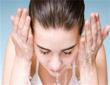 怎么才是正确的洗脸方式 正确的洗脸方式怎做