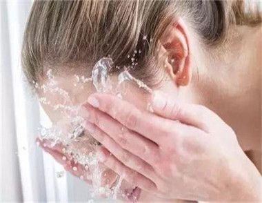 用冷水洗臉好還是用熱水好 什麼皮膚不要用冷水洗臉